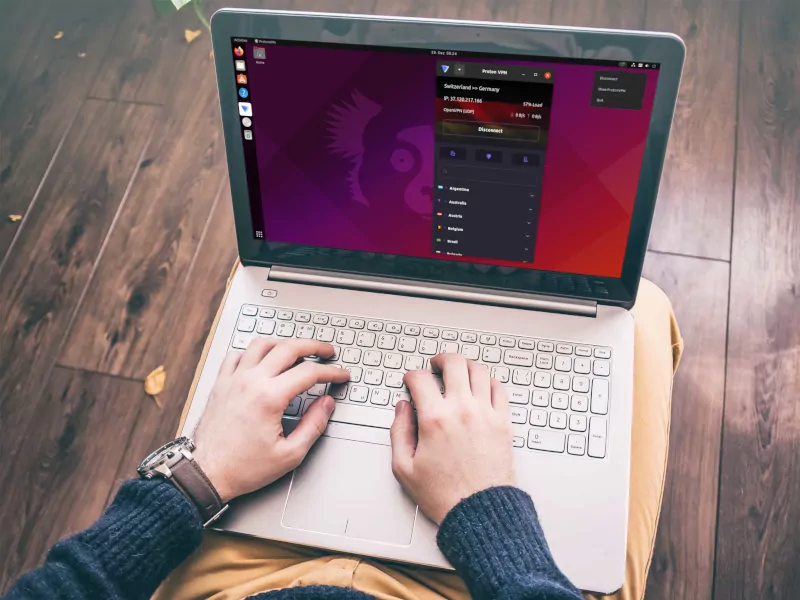 Laptop-Bildschirm mit Ubuntu Desktop und geöffneter Proton VPN App